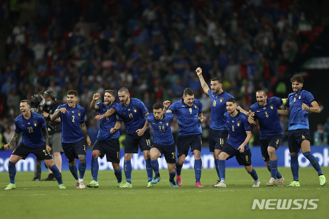 [런던=AP/뉴시스] 이탈리아 선수들이 11일(현지시간) 영국 런던의 웸블리 스타디움에서 열린 유로 2020 결승전에서 잉글랜드를 승부차기로 물리치고 환호하고 있다. 이탈리아는 잉글랜드와 1-1로 비긴 뒤 연장 끝 승부차기에서 잉글랜드를 3-2로 물리치고 53년 만에 유로 2020 정상에 올랐다. 2021.07.12.