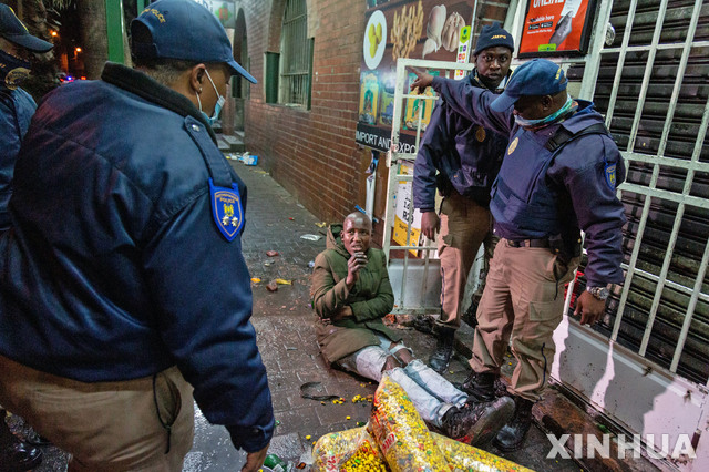 [요하네스버그=신화/뉴시스] 11일(현지시간) 남아프리카공화국 요하네스버그에서 경찰이 한 시위자를 체포하고 있다. 남아공 경찰은 이날 제이콥 주마 전 대통령이 수감된 것에 반대하는 시위가 열려 콰줄루나탈주와 가우텡주에서 62명을 체포했다고 밝혔다. 2021.07.12.