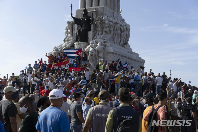 [아바나(쿠바)=AP/뉴시스] 11일(현지시간) 쿠바 수도 아바나에서 반정부 시위가 열리고 있다. 2021.07.12.