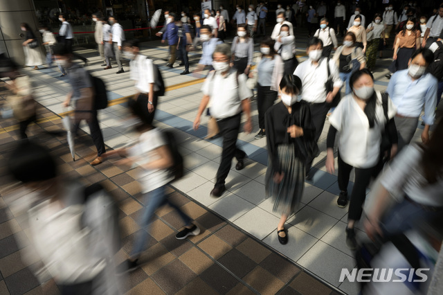 [도쿄=AP/뉴시스] 지난 12일 출근 시간 일본 도쿄 시나가와역에서 마스크를 쓴 시민들이 통로를 걸어가고 있다. 2021.07.27.