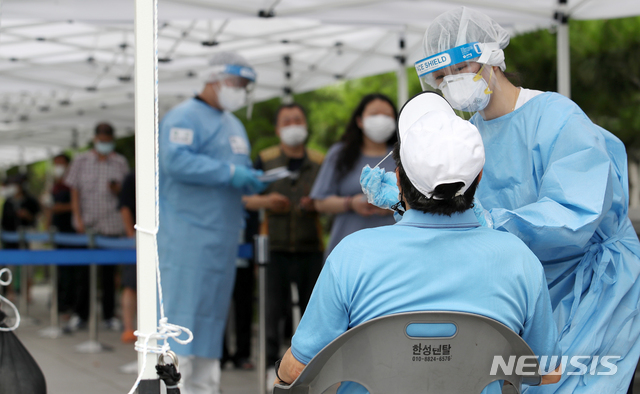 [서울=뉴시스] 조성우 기자 = 사회적 거리두기 4단계 시행 첫날인 12일 오전 서울 종로구 탑골공원 삼일문 앞에 설치된 임시선별검사소에서 시민들이 검사를 받고 있다. 2021.07.12. xconfind@newsis.com