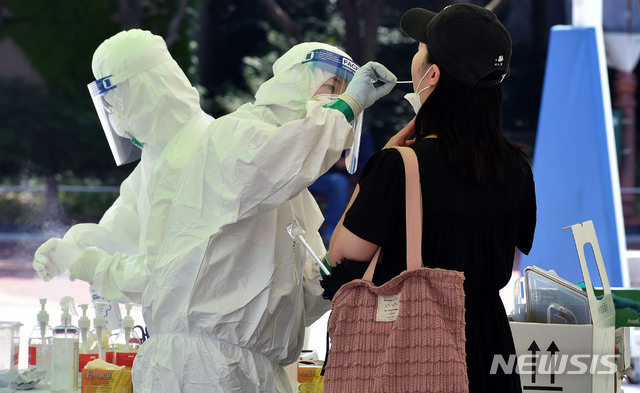 [대구=뉴시스] 이무열 기자 = 대구지역 코로나19 확진자가 37명으로 집계된 12일 오전 대구 중구 국채보상운동기념공원에 마련된 임시선별검사소에서 의료진이 검체를 채취하고 있다. 2021.07.12. lmy@newsis.com