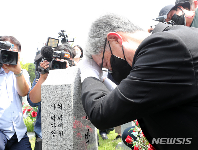 [대전=뉴시스] 홍효식 기자 = 최재형 전 감사원장이 12일 오전 대전 유성구 국립대전현충원 천안함 46용사 묘역을 찾아 묘비를 어루만지고 있다. (공동취재사진) 2021.07.12. photo@newsis.com