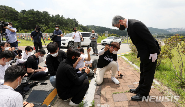 [대전=뉴시스] 홍효식 기자 = 최재형 전 감사원장이 12일 오전 대전 유성구 국립대전현충원을 찾아 취재진 질문에 답한 뒤 인사하고 있다. 2021.07.12. yesphoto@newsis.com