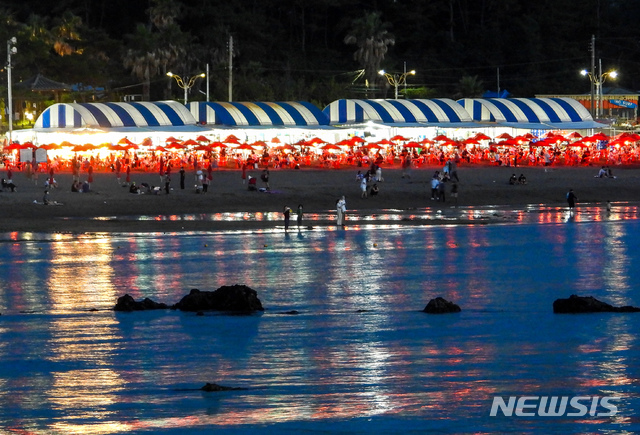 [제주=뉴시스] 우장호 기자 = 사회적 거리두기가 2단계로 격상된 12일 오후 제주시 이호해수욕장을 찾은 시민과 관광객들이 초저녁 시간대 해변을 거닐고 있다. 2021.07.12. woo1223@newsis.com