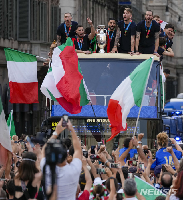 [로마=AP/뉴시스]7월 12일(현지시간) 이탈리아 선수들이 로마에서 유로 2020 축구선수권대회 우승 축하 퍼레이드를 펼치고 있다. 2021.07.13.