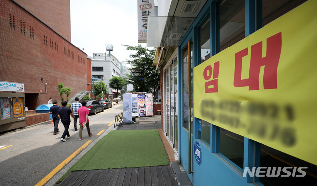 [서울=뉴시스] 김선웅 기자 = 수도권 사회적 거리두기 4단계가 시행 중인 13일 연극 등 공연장이 다수 위치한 서울 종로구 대학로의 한 상가에 임대 안내문이 붙어 있다. 2021.07.13. mangusta@newsis.com