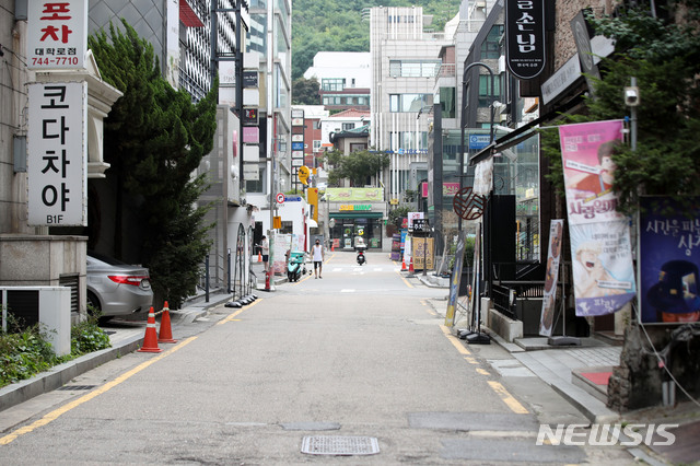 [서울=뉴시스] 김선웅 기자 = 수도권 사회적 거리두기 4단계가 시행 중이던 지난해 7월13일 연극 등 공연장이 다수 위치한 서울 종로구 대학로가 한산한 모습을 보이고 있다. 2021.07.13.(자료사진) mangusta@newsis.com