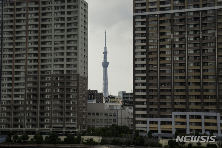 [도쿄=AP/뉴시스]일본에서 가장 높은 구조물인 도쿄 스카이트리가 2021년 7월 도쿄에서 두 개의 아파트 건물 사이에서 보이고 있다. 2023.01.27.