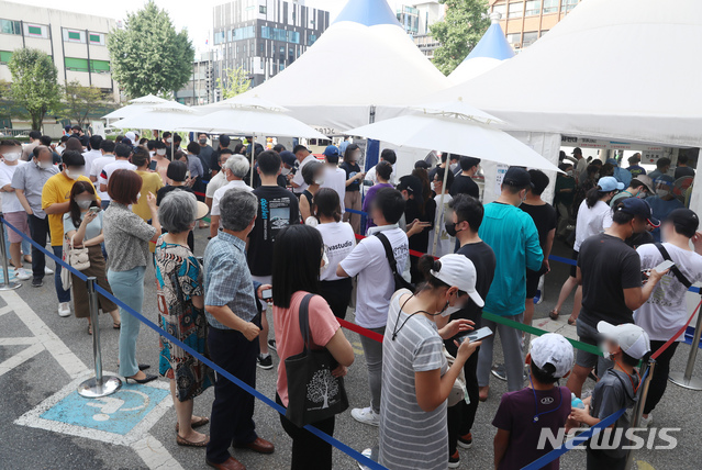 [서울=뉴시스]고승민 기자 = 0시 기준 국내 코로나19 신규 확진자가 1615명을 기록하고 있는 지난 14일 서울 강남구보건소 선별진료소를 찾은 시민들이 검사를 기다리고 있다. 2021.07.14. kkssmm99@newsis.com