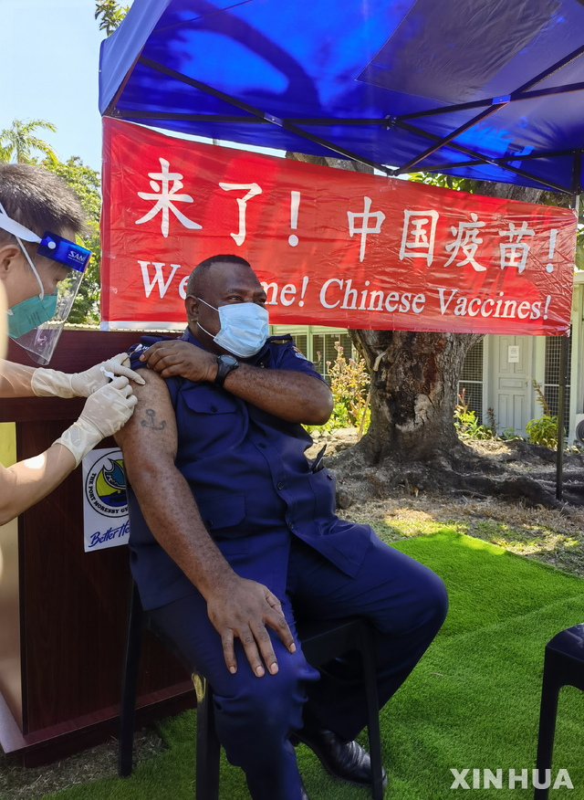[포트모르즈비=AP/뉴시스]파푸아뉴기니의 한 병원에서 중국산 코로나19 백신 접종을 진행하고 있다. 2021.7.14.