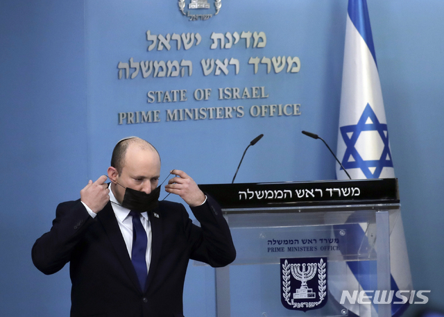 [예루살렘(이스라엘)=AP/뉴시스] 나프탈리 베네트 이스라엘 총리가 지난 14일(현지시간) 예루살렘에서 성명을 발표한 뒤 마스크를 착용하고 있다. 2021.07.17.