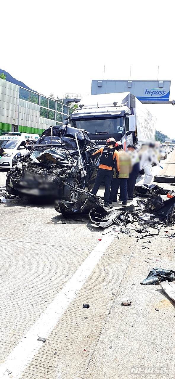 [상주=뉴시스] 이지연 기자 = 15일 낮 12시20분 경북 상주시 낙동면 중부내륙고속도로 서울방향 낙동분기점 부근 1차로에서 승용차와 탱크로리, SUV, 15t 화물차 등 4중 추돌사고가 났다. (사진=경북소방안전본부 제공) 2021.07.15. photo@newsis.com