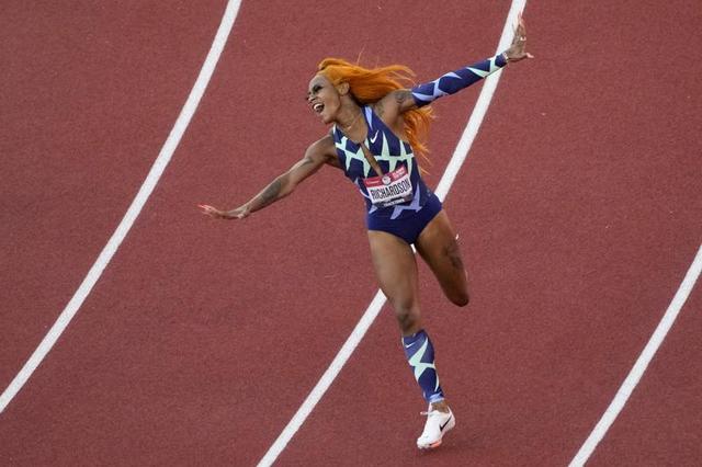 [서울=뉴시스] 지난 6월 19일 샤 캐리 리차트슨이 여성 100m 달리기에서 우승을 해 세러모니를 하고 있다. (사진=AP통신) photo@newsis.com *재판매 및 DB 금지