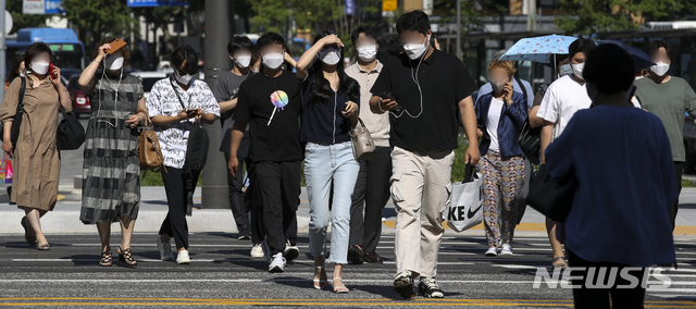 [서울=뉴시스] 정병혁 기자 = 폭염이 이어지고 있는 15일 오전 서울 종로구 광화문사거리에서 시민들이 걸어가고 있다. 2021.07.15. jhope@newsis.com 