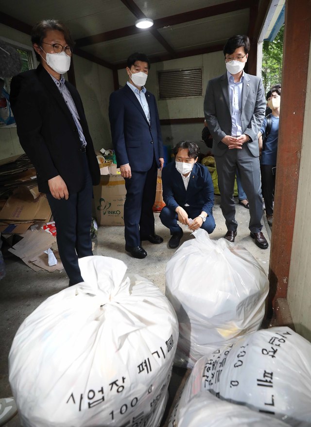 [서울=뉴시스] 전진환 기자 = 이해식, 장철민, 이탄희 더불어민주당 의원 등이 15일 오전 서울 관악구 서울대학교 기숙사 주변에서 지난 달 26일 숨진 채 발견된 50대 여성 청소노동자 A씨가 근무하던 쓰레기 분리수거장을 살펴보고 있다. (공동취재사진) 2021.07.15. photo@newsis.com