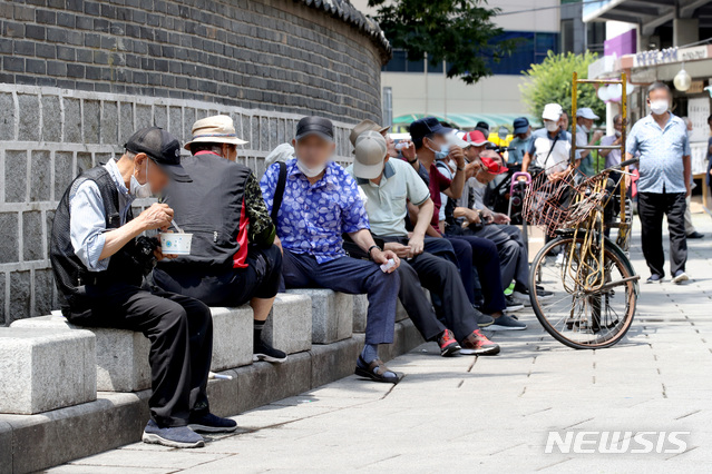 [서울=뉴시스] 김병문 기자 = 코로나19 일일 신규 확진자 수가 1600명을 기록한 15일 오전 서울 종로구 탑골공원 앞에서 어르신들이 무료배식을 받은 뒤 식사하고 있다. 2021.07.15. dadazon@newsis.com