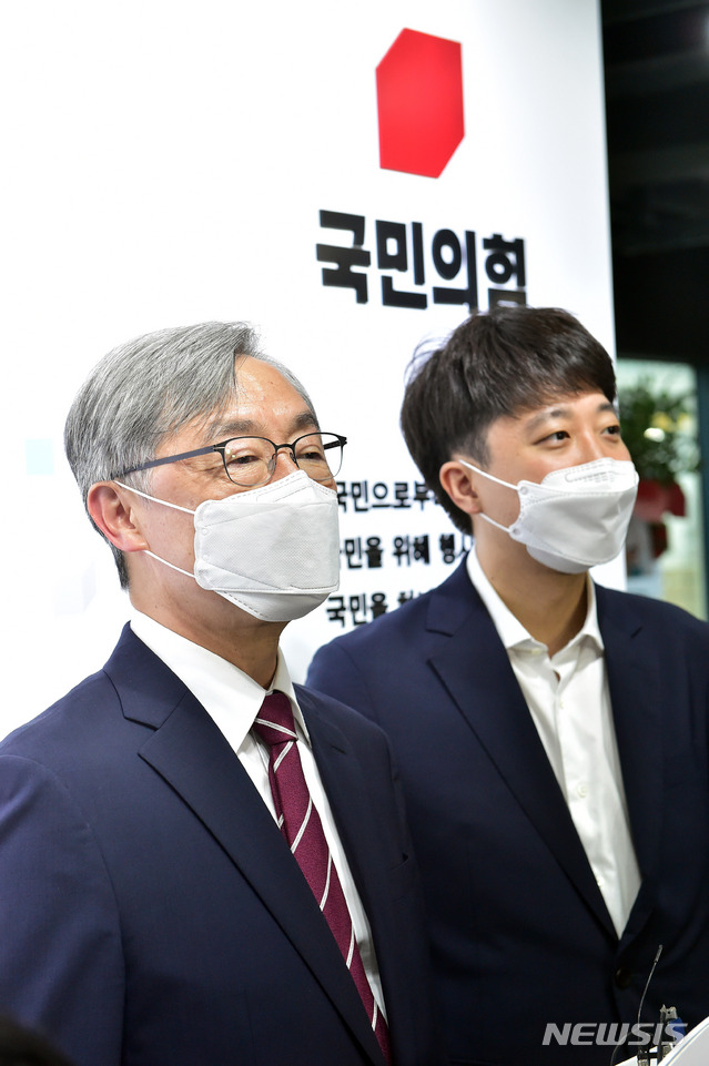 [서울=뉴시스] 국회사진기자단 = 이준석 국민의힘 대표와 최재형 전 감사원장이 15일 서울 여의도 국민의힘 중앙당사에서 취재진 질문에 답변하고 있다. 2021.07.15. photo@newsis.com