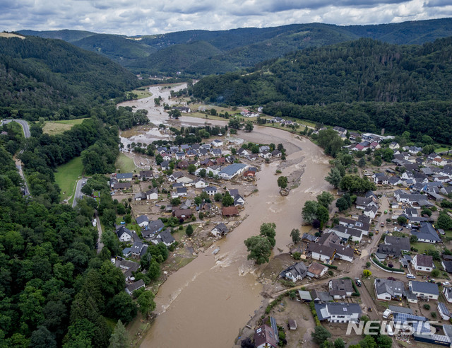 [인술=AP/뉴시스] 독일 라인란트풀츠주 아르강이 폭우로 범람하면서 15일(현지시간) 인술(Insul) 지방 일부 주택들이 파손된 채 물에 잠겨 있다. 독일에서 발생한 대홍수로 지금까지 58명이 숨진 것으로 알려졌다. 2021.07.16.