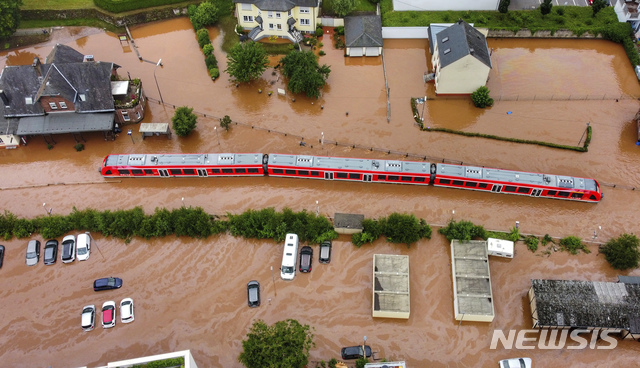 [코르델=AP/뉴시스] 15일(현지시간) 독일 라인란트팔츠주 코르델 지방 인근 킬 강의 수위가 높아지면서 범람해 지역 기차역이 물에 잠겨 있다. 독일에서 발생한 대홍수로 지금까지 58명이 숨진 것으로 알려졌다. 2021.07.16.