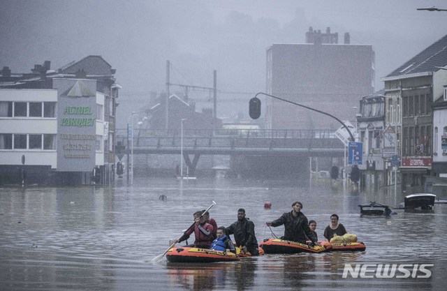 [리에주=AP/뉴시스] 15일(현지시간) 벨기에 리에주에 내린 폭우로 뫼즈강 제방이 무너지면서 홍수가 발생해 시민들이 고무보트를 타고 대피하고 있다. 당국은 금요일까지 비가 계속될 것으로 예보되면서 인근 주민들에게 고지대로 대피할 것을 촉구했다. 이번 홍수로 지금까지 9명이 숨진 것으로 알려졌으며 주요 고속도로가 침수되고 철도 운행이 중단되는 등 피해가 늘고 있다. 2021.07.16. 