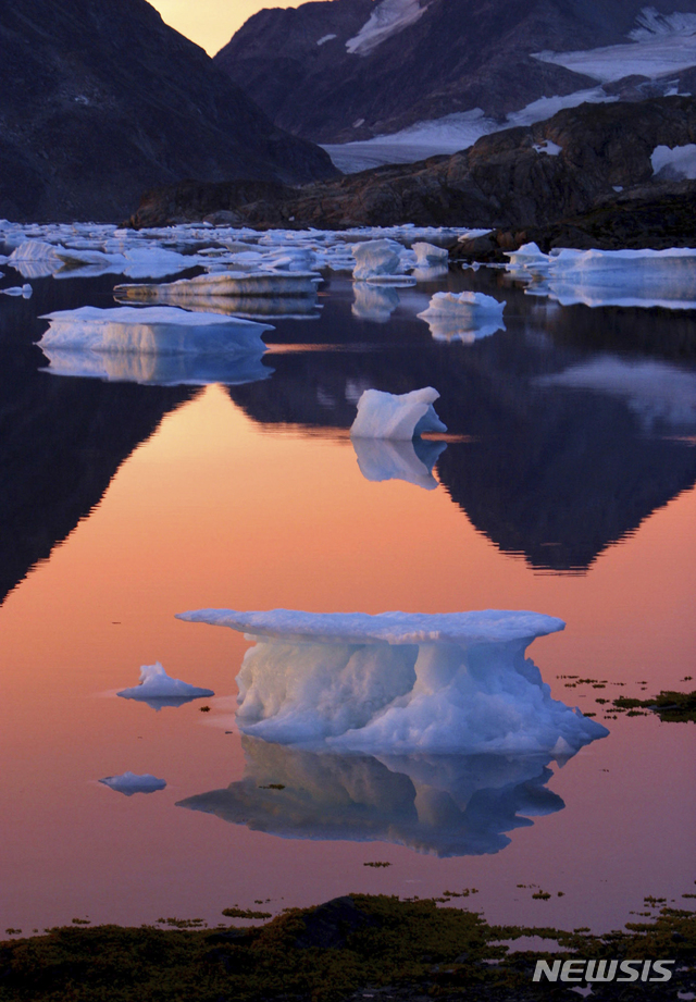 [그린란드=AP/뉴시스]그린란드 쿨루수크만에 떠 있는 빙하 이미지. 2021.08.07.photo@newsis.com