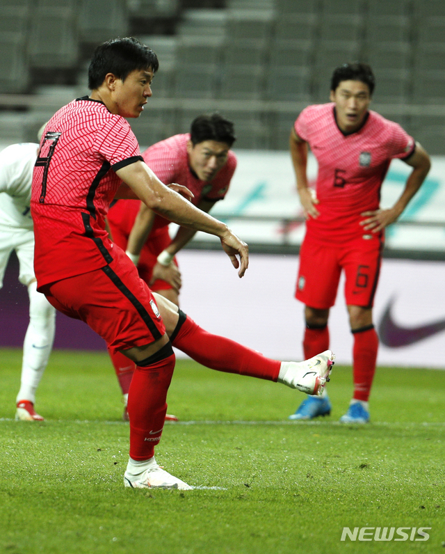 [서울=뉴시스] 정병혁 기자 = 16일 오후 서울 마포구 서울월드컵경기장에서 열린 올림픽 축구대표팀 출정식 대한민국과 프랑스의 경기 후반전, 대한민국 권창훈이 패널티킥을 성공하고 있다. 2021.07.16. jhope@newsis.com