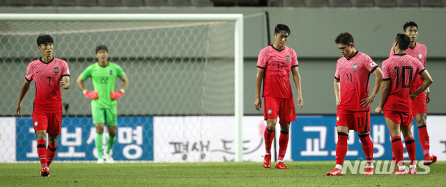 [서울=뉴시스] 정병혁 기자 = 16일 오후 서울 마포구 서울월드컵경기장에서 열린 올림픽 축구대표팀 출정식 대한민국과 프랑스의 경기 후반전, 대한민국이 프랑스 무아니에게 실점을 허용하고 있다. 2021.07.16. jhope@newsis.com