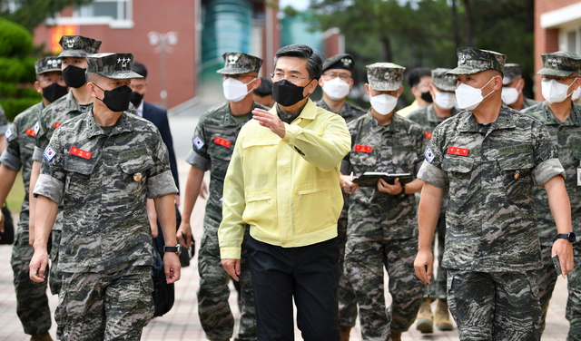 [서울=뉴시스] 서욱 국방장관, 해병대 신병교육대 방역점검. 2021.07.17. (사진=국방부 제공) *재판매 및 DB 금지