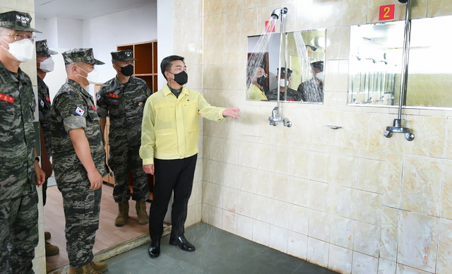 [서울=뉴시스] 서욱 국방장관, 해병대 신병교육대 방역점검. 2021.07.17. (사진=국방부 제공) *재판매 및 DB 금지