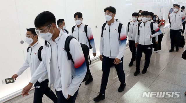 [인천공항=뉴시스] 홍효식 기자 = 올림픽 축구대표팀이 17일 오전 인천국제공항을 통해 도쿄 올림픽이 열리는 일본으로 출국하고 있다. 2021.07.17. yesphoto@newsis.com