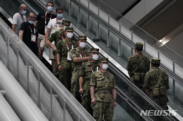 [도쿄=AP/뉴시스] 도쿄올림픽 개막이 엿새 앞으로 다가온 17일 일본 자위대원들이 코로나19 예방을 위해 마스크를 착용한 채 프레스센터에서 경계활동을 펼치고 있다. 2021.07.17 