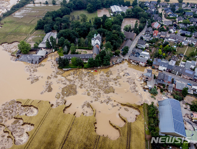[에르프트슈타트(독일)=AP/뉴시스] 17일(현지시간) 독일 에르프트슈타트 지역에서 홍수로 성(왼쪽)이 침수된 모습. 2021.07.18.
