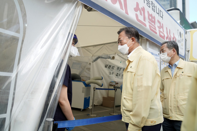 [서울=뉴시스] 문재인 대통령이 18일 오전 서울 강남구 삼성역 인근 코로나19 임시선별검사소 현장을 방문해 무더위 속 의료진의 노고를 격려하고 있다. (사진=청와대 제공) 2021.7.18. photo@newsis.com *재판매 및 DB 금지