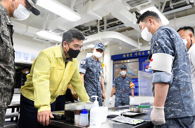 [서울=뉴시스] 해군 1함대 방문한 서욱 국방장관. 2021.07.19. (사진=국방부 제공) *재판매 및 DB 금지