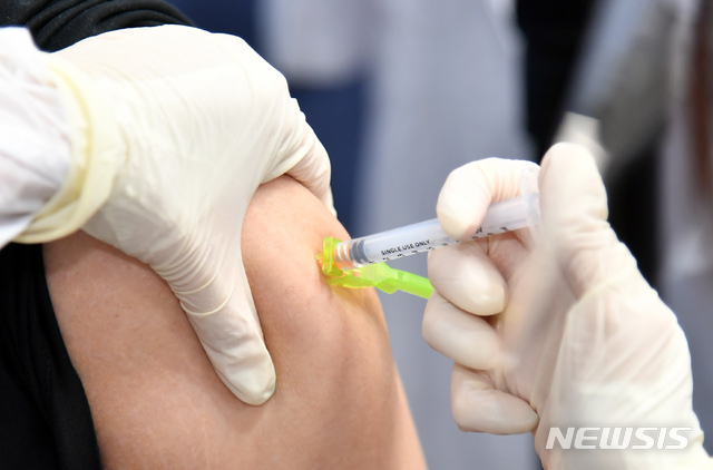 [부산=뉴시스] 부산진구 예방접종센터에서 진행된 고3 학생 백신 접종 모습.
