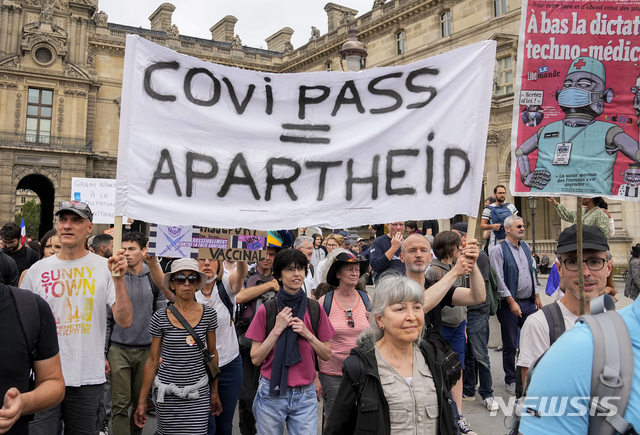 [파리=AP/뉴시스] 지난 17일(현지시간) 프랑스 파리에서 시민들이 거리로 나와 정부의 백신 정책에 항의하고 있다. 2021.07.20.