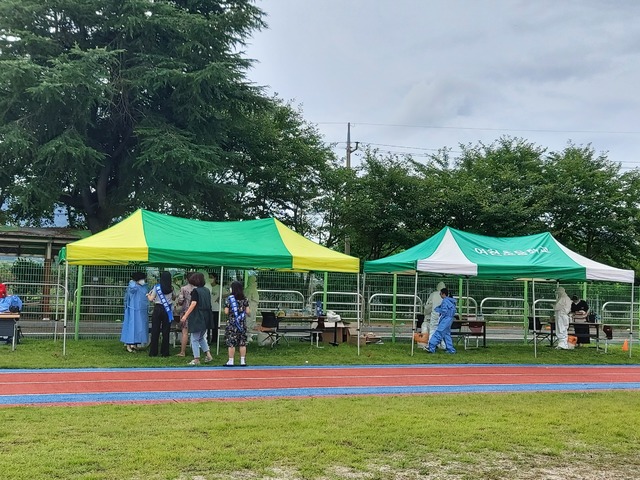 여수의 한 초등학교 운동장에 20일 코로나19 검사를 위한 선별검사소가 설치돼 있다. 이 학교 학생과 교직원, 병설 유치원 등 650여명의 검사가 진행됐다. (사진=독자 제공) *재판매 및 DB 금지