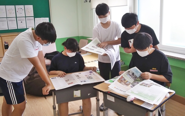 [괴산=뉴시스]강신욱 기자 = 충북 괴산군 청천면 송면중학교 학생들이 '솔맹이 마을 신문' 창간호를 살펴보고 있다. (사진=송면중 제공) 2021.07.20. photo@newsis.com *재판매 및 DB 금지