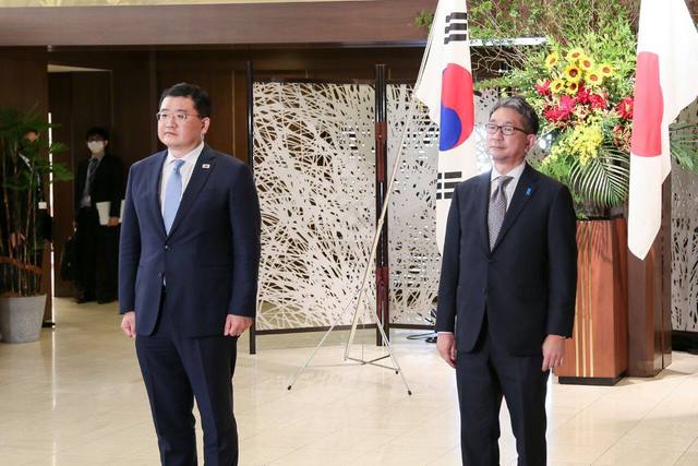 [서울=뉴시스] 20일 일본을 방문한 최종건 외교부 1차관(왼쪽)이 외무성 공관에서 한일 외교차관 회담에 앞서 모리 다케오(林健良) 일본 외무성 사무차관과 기념촬영을 하고 있다. 2021.07.20.(사진=외교부 제공) *재판매 및 DB 금지