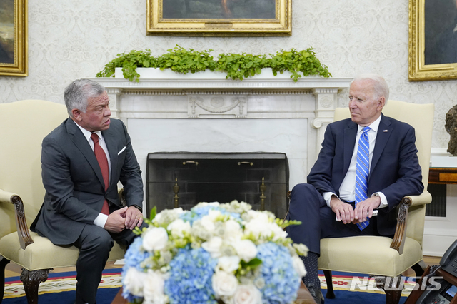 [워싱턴=AP/뉴시스] 조 바이든 미국 대통령이 19일(현지시간) 백악관 집무실에서 압둘라 2세 요르단 국왕과 회담하고 있다. 2021.07.20.