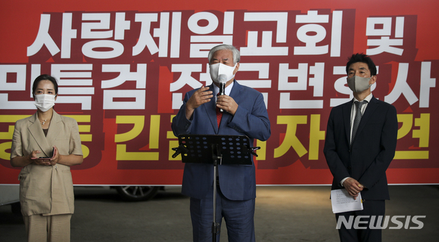 [서울=뉴시스] 정병혁 기자 = 전광훈 사랑제일교회 목사가 20일 오전 서울 성북구 사랑제일교회에서 열린 사랑제일교회 및 국민특검 전국변호사단 공동 기자회견에서 발언하고 있다. 2021.07.20. jhope@newsis.com