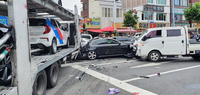 [서울=뉴시스] 20일 오전 전남 여수시 광무동 한재사거리에서 자동차를 실은 트레일러가 내리막길을 내려오다 반대편 차선으로 진입하는 사고가 발생했다. 이 사고로 횡단보도를 건너던 행인이 숨지고 신호 대기 중이던 승용차 등 차량 여러대가 파손됐다. (사진=소방청 제공) 2021.07.20. photo@newsis.com *재판매 및 DB 금지