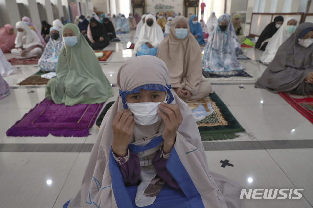 [보고르=AP/뉴시스] 20일(현지시간) 인도네시아 자와바랏주 보고르의 한 사원에서 마스크를 쓴 이슬람교도들이 이드 알-아드하(희생제) 기도회에 참석하고 있다. 2021.07.20.