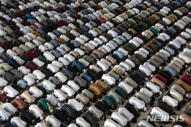 [록수마웨=AP/뉴시스] 20일(현지시간) 인도네시아 아체주 록수마웨의 한 사원에서 이슬람교도들이 이드 알-아드하(희생제) 기도를 하고 있다. 2021.07.20.
