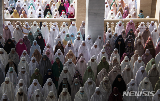 [록수마웨=AP/뉴시스] 20일(현지시간) 인도네시아 아체주 록수마웨의 한 사원에서 이슬람교도들이 이드 알-아드하(희생제) 기도를 하고 있다. 2021.07.20.