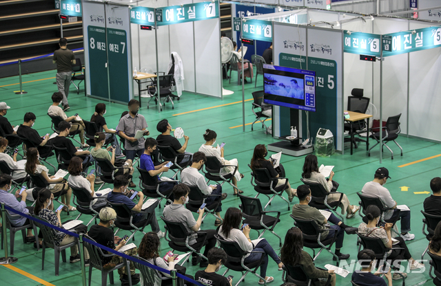 [서울=뉴시스] 20일 오전 서울 동대문구 동대문구체육관에 설치된 예방접종센터를 찾은 시민들이 백신 접종을 받기 위해 대기하고 있다. 2021.07.20. photo@newsis.com