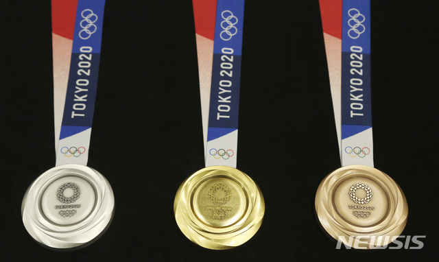 [도쿄=AP/뉴시스] 도쿄올림픽에서 수여되는 메달들. 2021.08.02.
