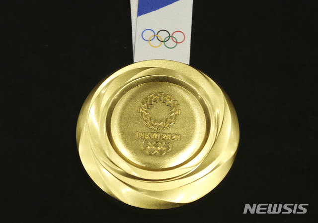 [도쿄=AP/뉴시스] 도쿄올림픽 금메달. 2019.07.24.