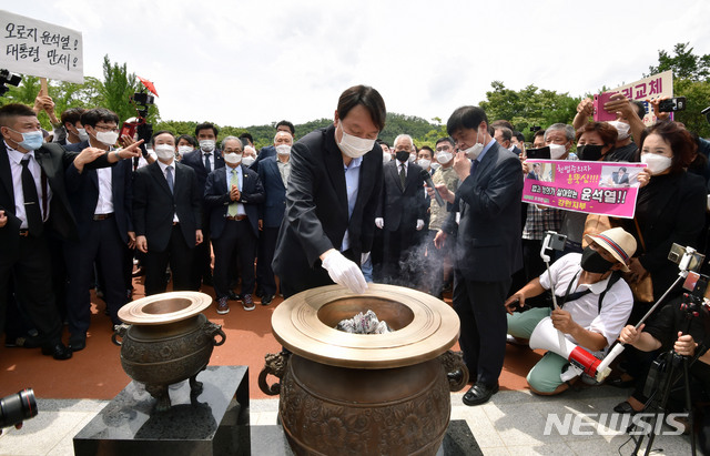 [대구=뉴시스] 이무열 기자 = 야권 대선 주자인 윤석열 전 검찰총장이 20일 오전 대구 달서구 두류공원 내 2·28민주운동기념탑을 찾아 분향하고 있다. 2021.07.20. lmy@newsis.com